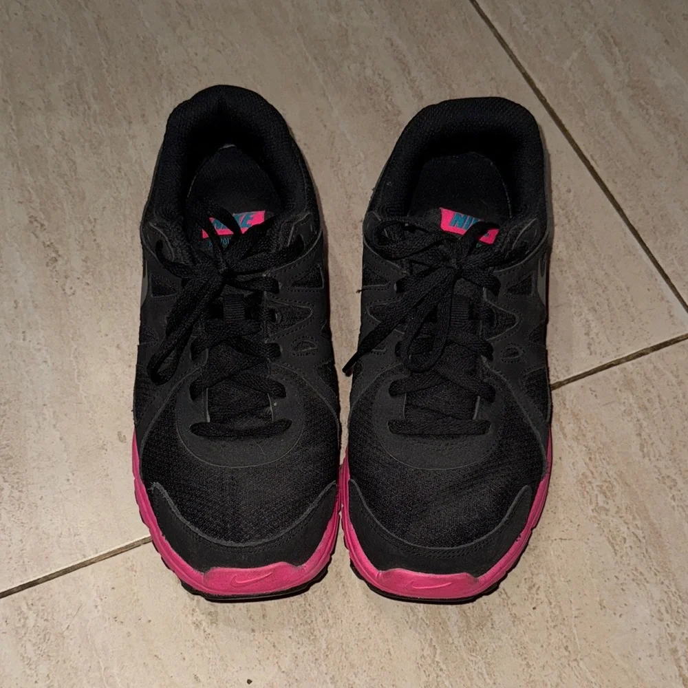 Nike Girls Black and Pink Athletic Sneakers - Picture 1 of 2